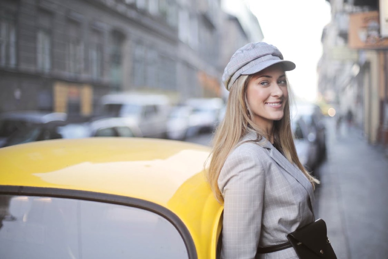 Paesaggio montano al mattino con luce dorata, metafora di pace interiore